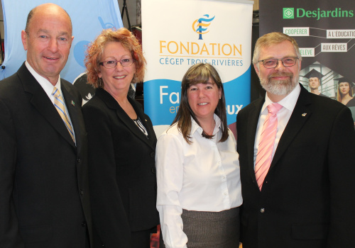 Yves Lévesque, maire de Trois-Rivières, Carole Chevalier, présidente de la Caisse Desjardins Les Estacades, Lucy Sicard, directrice générale de la Fondation du Cégep de Trois-Rivières et Raymond-Robert Tremblay, directeur général du Cégep de Trois-Rivières.