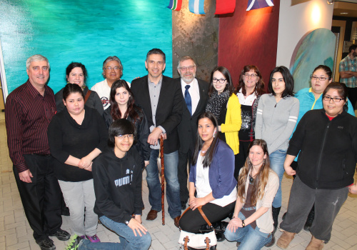 Première rangée : Kevin Flammand, étudiant, Maud Flammand, agente de liaison scolaire pour étudiants atikamekws et Katie Lajoie travailleuse de milieu. Deuxième rangée: Réjean Paquet, directeur des Services aux étudiants, Marsha Dubé Flammand, étudiante, Valérie Jubainville, coordonnatrice du Point de services pour les autochtones de Trois-Rivières, Maïlys Flammand, étudiante, Gilles Moar, danseur de Pow-Wow, Stanley Vollant, Raymond Robert Tremblay, directeur général, Dana Petiquay- Blais, étudiante, Nicole Audy, directrice intérimaire des Services éducatifs, linguistiques et culturels du Conseil de la nation atikamekw, Sarah Castonguay, étudiante, Emma Echaquan, étudiante, et Marie-Michelle Dubé Ottawa, étudiante.