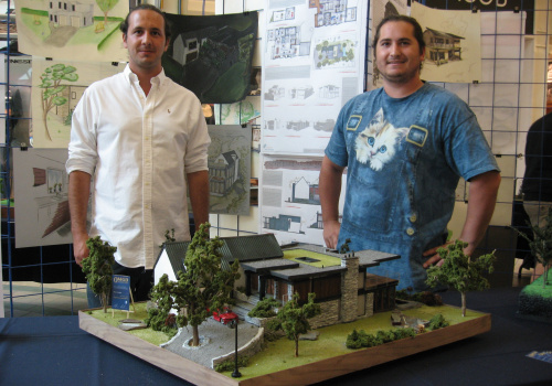 Olivier Mondou et Thimotey Ross devant leur maquette, la meilleure maquette en 2013