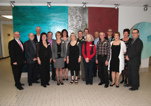 Les 13 fêtés de la soirée entourés de Raymond-Robert Tremblay, Sylvie Doucet, Denise Roy et Denis Rousseau.