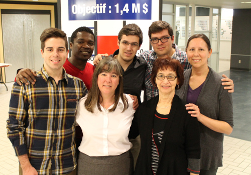 L’équipe de la campagne « parents » 2014 formée de David Marcotte, Bertrand Nouneneu, Lucy Sicard, directrice de la Fondation, David Richard, Alexandre Lampron-Marchand, Micheline Dufour, superviseure de la salle d’appel et Martine Descôteaux, adjointe administrative à la Fondation.