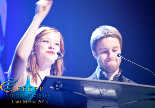 Gala du mérite étudiant 2013 - une étudiante et un étudiant au micro