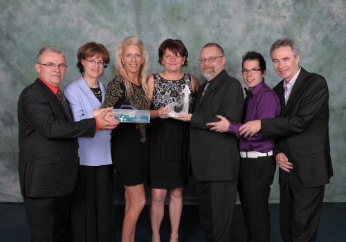 Michel Pronovost, animateur, Hélène Comeau, adjointe à la direction, Claudia Martel, animatrice, Ann Armstrong, présidente directrice-générale, Raymond-Robert Tremblay, représentant de la TREM, Philippe Boulianne, animateur, et Réjean Harvey, journaliste.