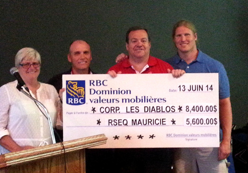 Micheline Guillemette, directrice générale du RSEQ Mauricie, Daniel Lamothe de RBC Dominion, Sylvain Desbiens président de la Corporation Les Diablos et Mathieu Bertrand président d'honneur de la 15e édition du Tournoi de golf.