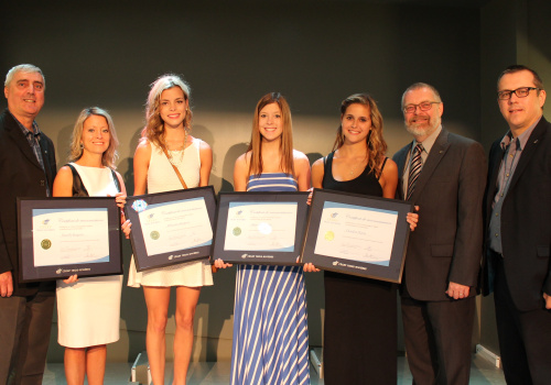 Réjean Paquet, directeur des Services aux étudiants, Isabelle Renaud, Mélizanne Bergeron, Jordanne Bergeron, Charlène Plante, Raymond-Robert Tremblay, directeur général et Denis Rousseau, directeur des études.