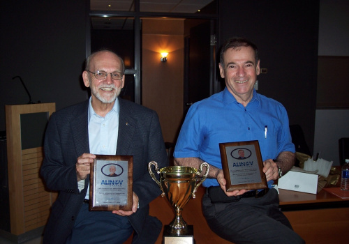 Roger Périgny et Gilles Champoux, exhibant fièrement leurs plaques commémoratives.