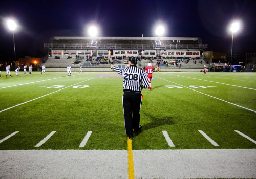 Un arbitre vue de dose à un match de football au stade Diablos du cégep TR