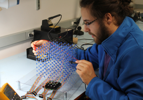 Un étudiant du département des Technologies du génie électrique manipule des câbles