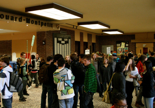 Des étudiants dans le hall au collège Edouard-Montpetit