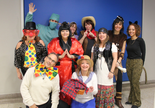 Halloween - Un groupe déguisés avec perruque, chapeaux et costumes