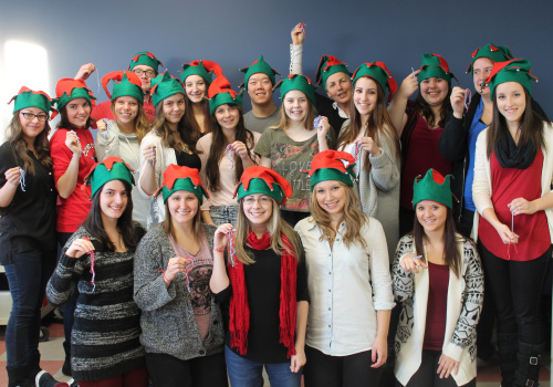 Les étudiants en Travail social coiffés de chapeau de lutin pour la collecte de denrées