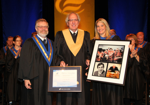 Le directeur général du Cégep de Trois-Rivières, Raymond-Robert Tremblay et la présidente du conseil d'administration, Karine Provencher, remettent un diplôme honorifique ainsi qu’une mosaïque à M. Jean-Guy Paré.