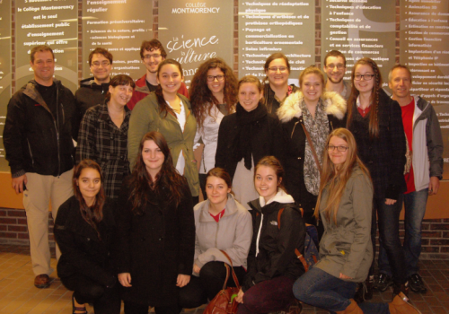 Notre délégation : Justine Cinq-Mars, Marguerite Cinq-Mars, Noémie Robert, Alexandrine Roy, Amélie Morneault, Jérémie Bourgault Bouthillier, Lysa Bergeron, Véronique Francoeur, Élisabeth Plante (absente sur la photo), Caroline Vachon, Myriam Carrier, Laurence Chouinard, Annika Vesper, Vicky Morin, Jimmy Houde, Hugo Bertrand, Éric Thibeault (absent sur la photo) et René Gagnon.