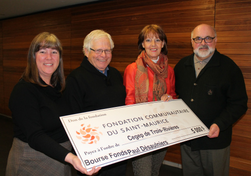 Roland Désaulniers, représentant du fonds Paul-Désaulniers, Lucy Sicard, directrice générale de la Fondation du Cégep de Trois-Rivières, Suzanne M. Ross, administratrice à la Fondation communautaire du Saint-Maurice et Pierre Lamothe, président de la Fondation communautaire du Saint-Maurice.