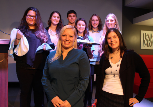 Devant, Eugénie Mailhot Sanche, présidente régionale des Jeunes Entreprises et Stéphanie Blais du Cégep de Trois-Rivières. Derrière, Léa Desaulniers des confections Cou'Dons (Les Seigneuries), Sophia Victoria Zottig de Sweet Diana (Chavigny), Thomas Poirier de Révolution (Chavigny), Béatrice Giguère de Sucré & Glacé (Les Estacades), Kamélia Gadbois de Vinopan (Keranna) et Caméliane Laroche de KNDLS (Keranna).