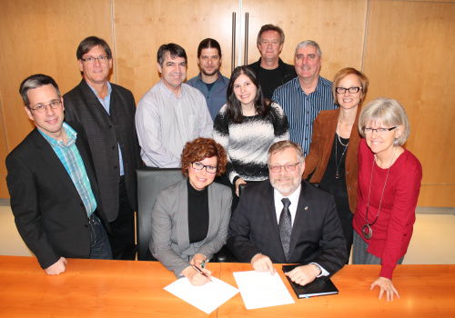 Devant, Geneviève Dubois, directrice du Pôle d’économie sociale de la Mauricie, et Raymond-Robert Tremblay, directeur général du Cégep de Trois-Rivières. Derrière, Alain Rivard, enseignant au Service de la formation continue et aux entreprises, André Lamoureux, conseiller pédagogique au Service de la formation continue et aux entreprises et responsable du Centre de développement d’entreprises, Mario Parenteau, directeur d’Innofibre – Centre d’innovation des produits cellulosiques, Maxime Arcand, enseignant au département des Techniques administratives, Stéphanie Blais, responsable de l’entrepreneuriat au collège, Alain Dumas, enseignant d’économie, Réjean Paquet, directeur des affaires étudiantes et communautaires, Manon Duchesne, coordonnatrice au Service de la formation continue et aux entreprises ainsi que Lucie Hamel, directrice adjointe au soutien à la pédagogie et à la réussite.