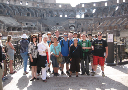 Un groupe de visiteurs au Colisée à Rome