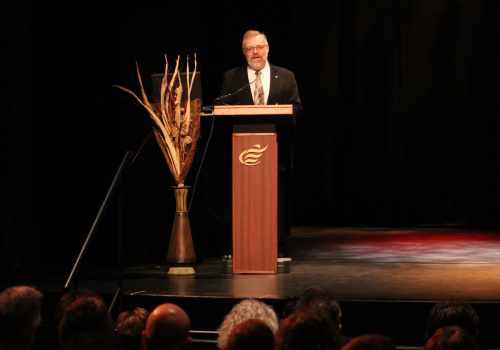 M. Raymond-Robert Tremblay, directeur général du Cégep de Trois-Rivières, au micro