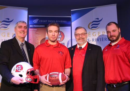 Réjean Paquet, directeur des affaires étudiantes et communautaires, Olivier Turcotte-Létourneau, entraineur-chef des Diablos football, Raymond-Robert Tremblay, directeur général, et Michael Guay, responsable des sports.