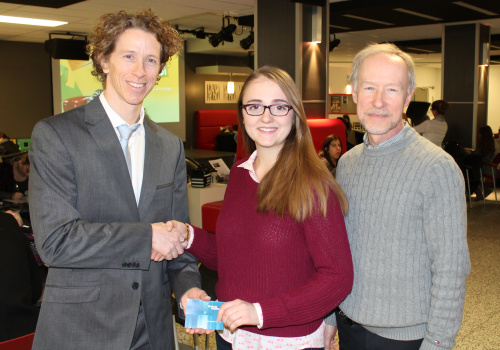 Olivier Matte, coordonnateur - Formation et sensibilisation chez Ecosystem, Katherine Martel, gagnante du prix de participation du concours « Ensemble pour un Cégep écoresponsable » et Daniel Marchand, directeur à la Direction des ressources matérielles du Cégep de Trois-Rivières.