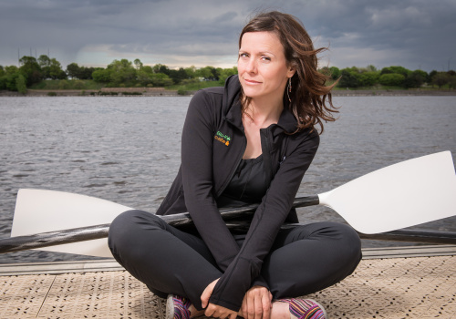 Mylène Paquette assise au bord de l'eau Crédit photo : Patrick Mével