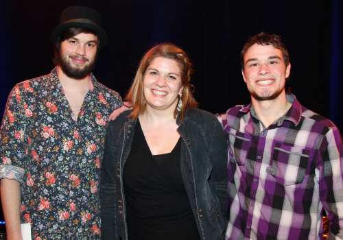 Mathieu Fortin (premier prix) et Jasmin Lachapelle (deuxième prix) entourent la responsable de Cégeps en spectacle au Cégep de Trois-Rivières, Virginie Bertrand-Gaucher.