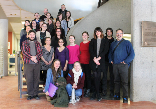 Sarah-Maude Beauchesne, auteure, et Sylvain Martel, enseignant au département des Techniques de documentation, ainsi que des membres de la communauté collégiale.