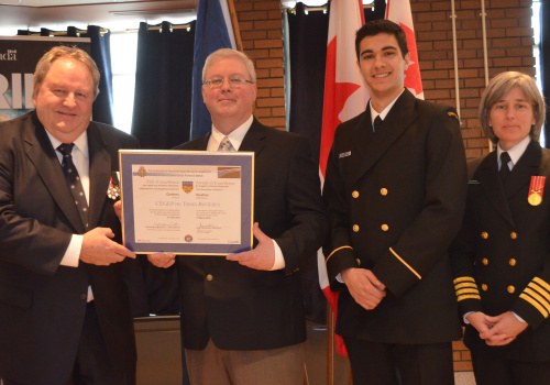 M. Luc Morin, enseignant au Cégep de Trois-Rivières, a reçu son prix en présence de Me Jean Fournier, l'aspirant de marine Vincent Girard (NCSM Radisson) et la Capitaine de vaisseau Jill Marrack (Réserve navale). (Photo TC Media – Viviane Asselin)