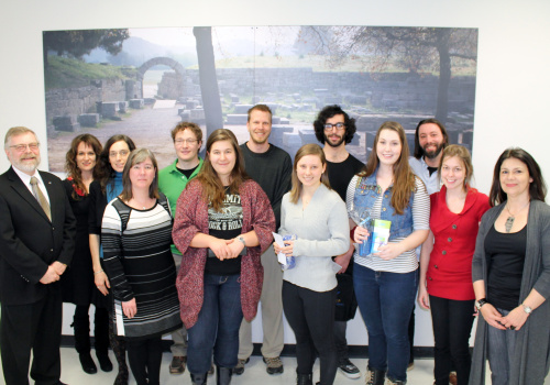 Sur la première rangée, nous reconnaissons Raymond-Robert Tremblay, directeur général, Lucy Sicard, directrice de la Fondation, Frédérique Lefrançois, Myriam Carrier et Annie-Claude Charrette, gagnantes, Léonie Cinq-Mars et Marie Line Neault, enseignantes. Sur la deuxième rangée, nous reconnaissons Natacha Giroux, enseignante, Marie-Andrée Trahan de la Coopsco, Martin Hould et Jan Michel, enseignants, Pierre-Nicolas Bastida-Tousignant, gagnant et Patrice Létourneau, coordonnateur du département de Philosophie.