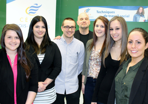 Les étudiantes et étudiants Amélie Sirois, Janik Paris, Tomy Deraps, Sandra Gagnon-Dion, Émélie Dubé-Girard et Annick Aganier entourent l’enseignant Jean Fournier.