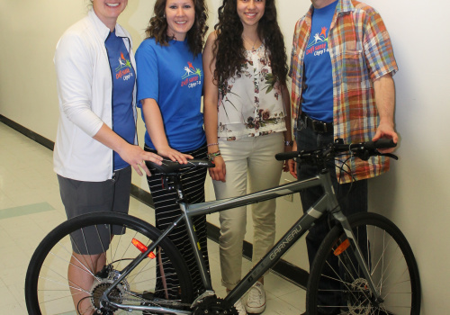 Geneviève Lacasse, enseignante au département d’Éducation physique, Isabelle Philibert, technicienne en loisirs, Anaïs Chancy, étudiante et Raymond Marcotte, adjoint administratif à la Direction des ressources humaines.