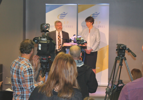 Des cameramans filment une conférence de presse du dg du cégep de TR