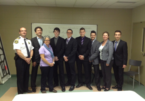 Jean-Yves Ouellet, capitaine à la sécurité publique de Trois-Rivières, Pierre-Luc Fortin, conseiller municipal du district des Estacades, Sophie Desfossés, Chef de service des activités récréatives et communautaires, Jérôme Trépanier, Jérémie Robitaille, Maxime Malo et Guillaume Thiffault, étudiants, Nathalie Frigon, enseignante au département des Techniques policières et Gabriel Tremblay, étudiant