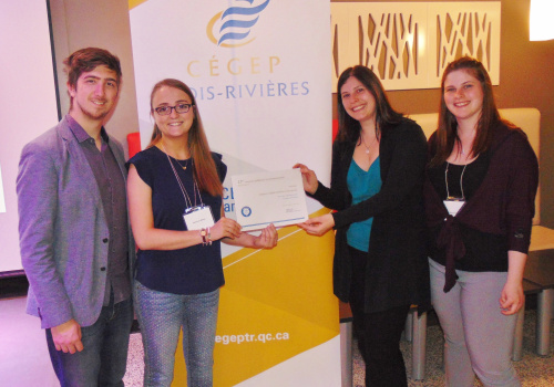 Simon Lévesque Mazerolle, Katherine Martel, Stéphanie Blais, responsable de l’entrepreneuriat au cégep et Charlie Turgeon