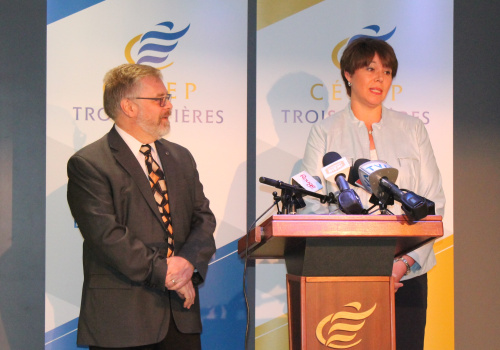 M.Raymond-Robert Tremblay directeur général du Cégep de Trois-Rivières et Mme Caroline Gauthier présidente du CA du Cégep de Trois-Rivières lors de la conférence de presse.