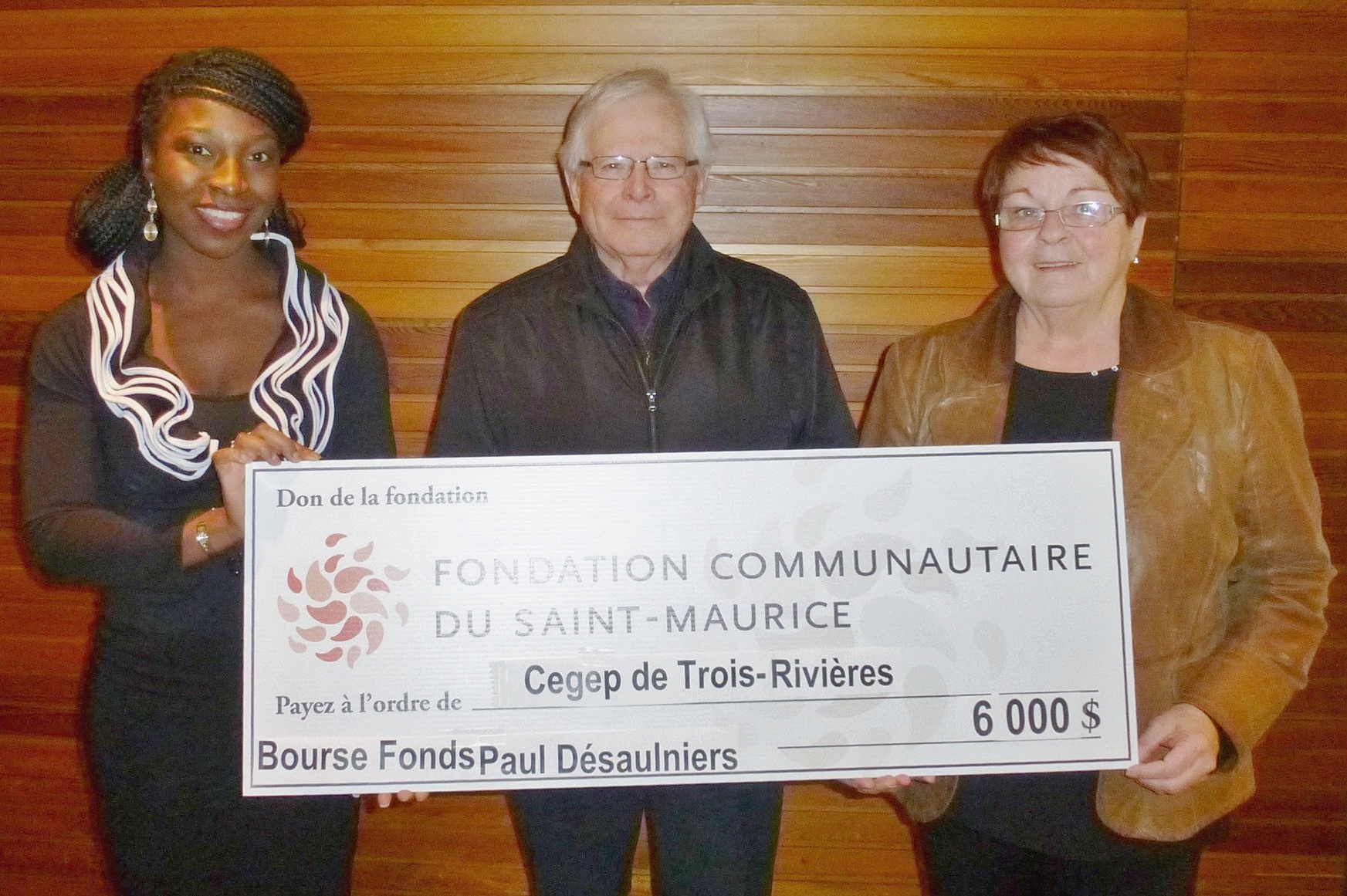 Bénédicte N’Dri, directrice générale de la Fondation du Cégep de Trois-Rivières, Roland Désaulniers, représentant du fonds Paul-Désaulniers et Lise Beaulieu, administratrice à la Fondation communautaire du Saint-Maurice.