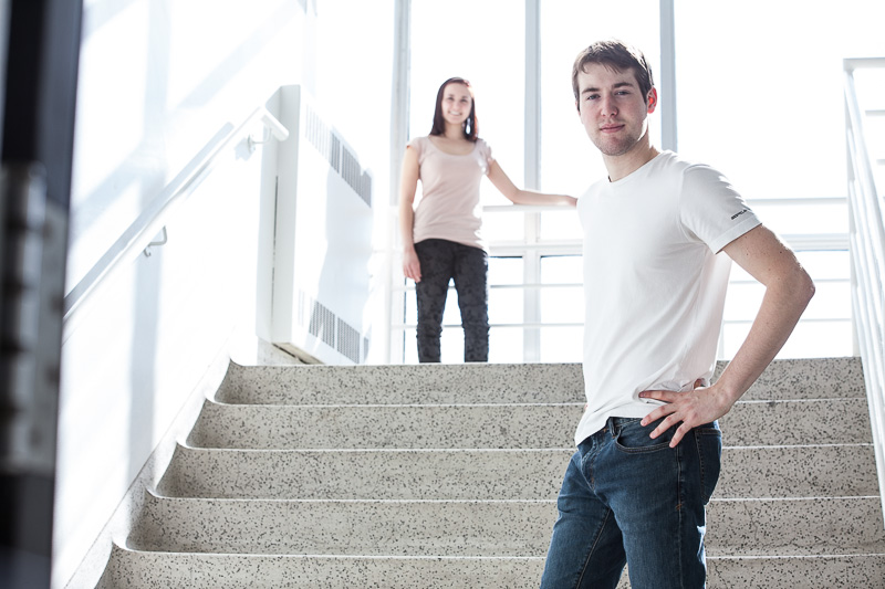 Deux étudiants dans un escalier