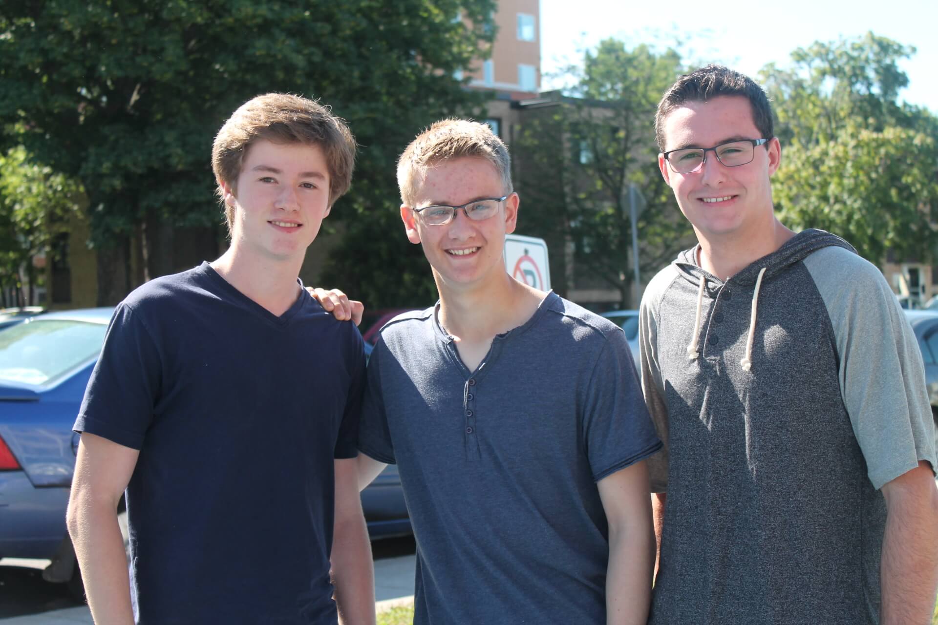 Trois étudiants sur la rue au soleil