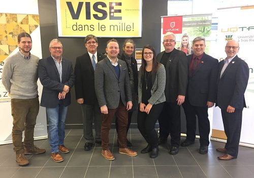 De gauche à droite : Maxime Arcand, enseignant au cégep, Alain Lemieux président-directeur général de Epsilia et président d’honneur, Philippe Compagnon, Carrefour d’entrepreneuriat et d’innovation UQTR, Anne-Marie Lafontaine CS Chemin-du-Roy, Laurence Gagné IDETR, Claude Bégin Fonds communautaire d’emprunt de la Mauricie, Pierre Levasseur Collège Laflèche, Richard Goyette IDETR.