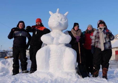 Cinq étudiants en Arts visuels avec leur sculpture de neige