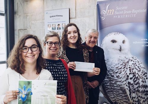 Juliette Bossé, étudiante de première année et rédactrice adjointe de l’Imajuscule, Gayle Bégin, coordonnatrice du programme, Laurie Denoncourt, étudiante de deuxième année et rédactrice en chef de l’Imajuscule et M. Roger Kemp, président de la SSJB Mauricie.