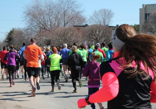 Vue de dos des coureurs à la Course du printemps 2017