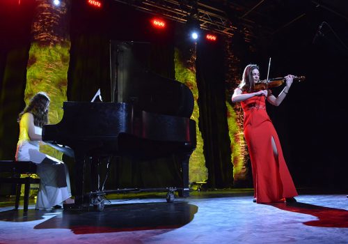 Lily et Samie Cloutier lors de la finale régionale de Cégeps en spectacle