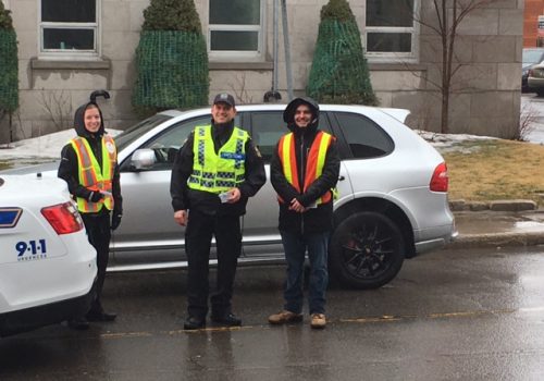 Des élèves en Techniques policières et un policier de la ville de Trois-Rivières lors de l'activité Attachez-vous, tout le temps