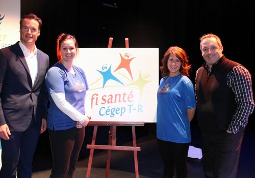 Patrick Charlebois, conférencier, Geneviève Lacasse et Isabelle Phillibert, représentantes du Défi santé et Louis Gendron, directeur général.