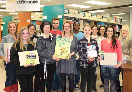 1re rangée : Elsa Labrecque (Sciences humaines; aidante au CARL); Mélanie Lebel (enseignante, dép. Éducation physique et auteure de la dictée); Maryse Saint-Pierre (animatrice linguistique); Stéphanie Roux (SLA); Isabelle Rivard (enseignante, dép. Littérature et communication) 2e rangée : Véronique Audet (enseignante, dép. Éducation physique); Aline Crédeville (enseignante, Tech. de la documentation); Jérôme St-Jean (Sc. de la nature); Clarse Vilbrun (Tech. de la maintenance industrielle); Rosanne Gauthier (API); Marie-Andrée Trahan (librairie Coopsco); Geneviève Marcouiller (DACS)