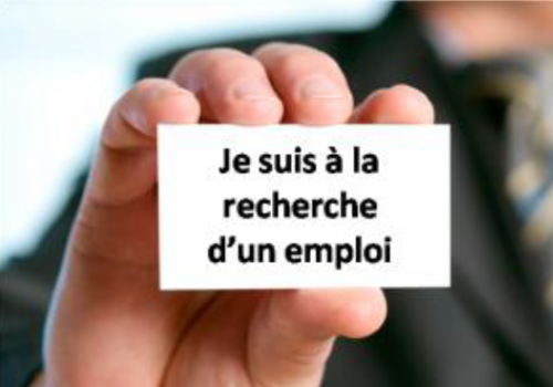 Une main tenant un carton avec la mention Je suis à la recherche d'un emploi