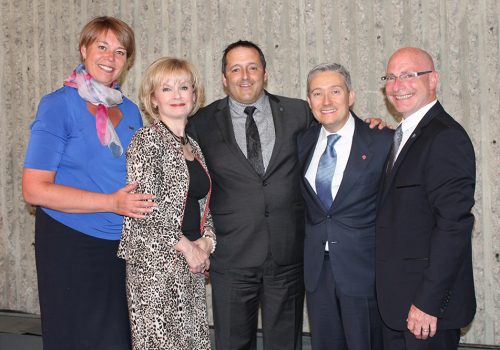 Dans l'ordre habituel : Caroline Gauthier, présidente du conseil d'administration du Cégep de Trois-Rivières, Julie Boulet, ministre du Tourisme et ministre responsable de la région de la Mauricie, Louis Gendron, directeur général du Cégep de Trois-Rivières, François-Philippe Champagne, ministre du Commerce international ainsi que Jean-Denis Girard, député Trois-Rivières.