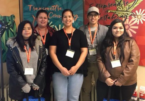 Maud Flamand, agente de soutien à l’intégration aux étudiants atikamekw, entourée des étudiants et étudiantes Alyssa-Tiffany Flamand Awashish, Léonie Petiquay, Louis-Charles Petiquay et Wikwasa Newashish Petiquay