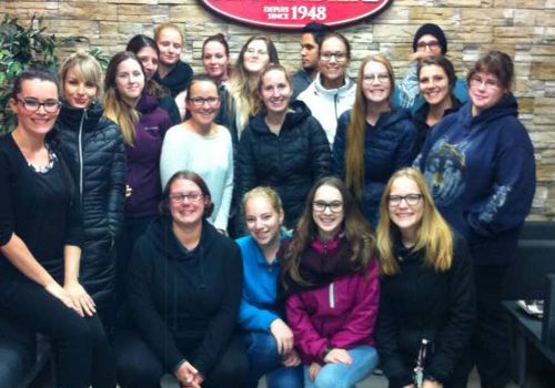 Mme Renée Frigon (à gauche) et Mme Roxanne Ducharme (2e rangée, 4e personne à gauche) avec le groupe de 3e année de Techniques de diététique en visite à La Fernandière. Absent sur la photo : M. Sébastien Valiquette.